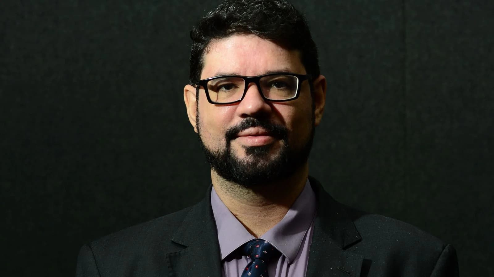 Retrato oficial do Dr. Mário Guimarães, de terno escuro e gravata, presidente da ABMLPM-DF