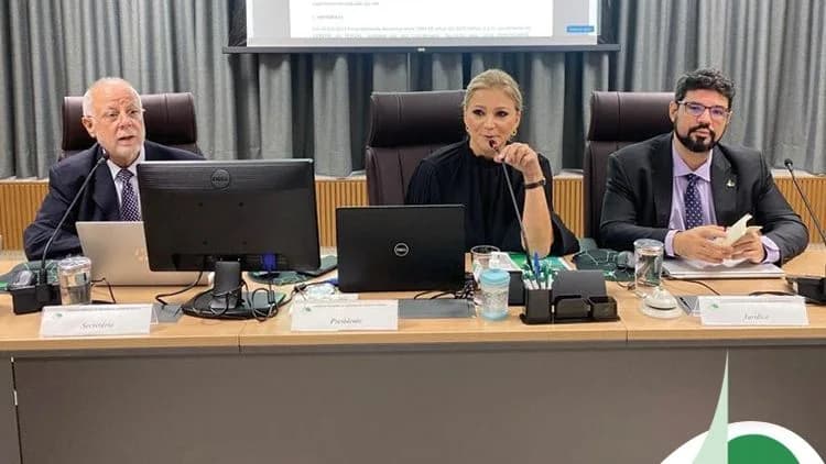 Dr. Mário Guimarães à direita na bancada do plenário do CRM-DF, ao lado da presidente do Conselho, durante apreciação de sindicância simulada para estudantes de medicina, março de 2023