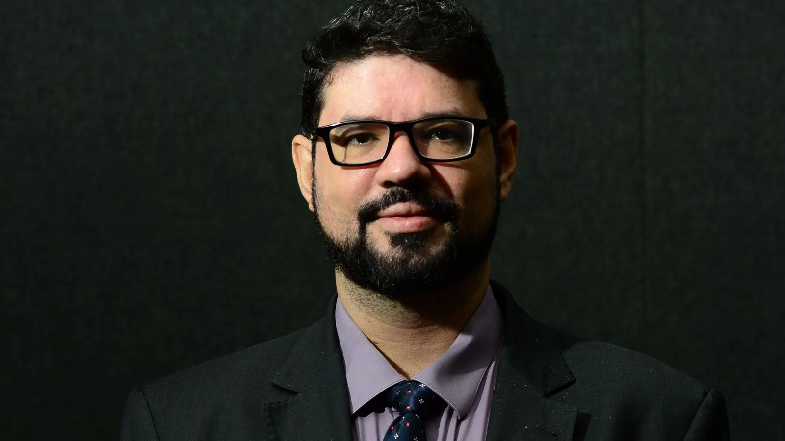 Retrato oficial do Dr. Mário Guimarães, de terno escuro e gravata, presidente da ABMLPM-DF