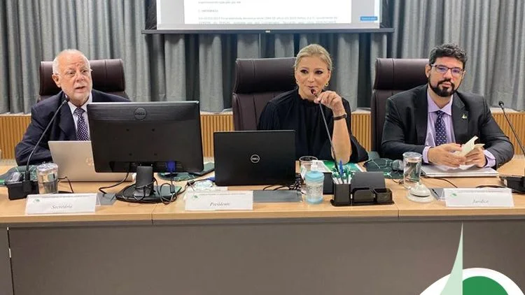 Dr. Mário Guimarães à direita na bancada do plenário do CRM-DF, ao lado da presidente do Conselho, em sessão de 2023